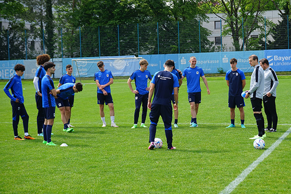 Trainer Jonas Schittenhelm versammelt seine Spieler zum Abschlusstraining vor der Fahrt nach Frankfurt. Foto: Joachim Mentel
