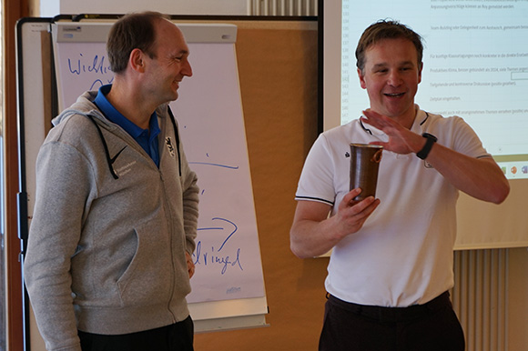 Sven Roeren (li.) bekam von Roy Matthes (re.) als Dank für die Leitung einen Kupferbecher für die Landshuter Hochzeit überreicht. Foto: Joachim Mentel