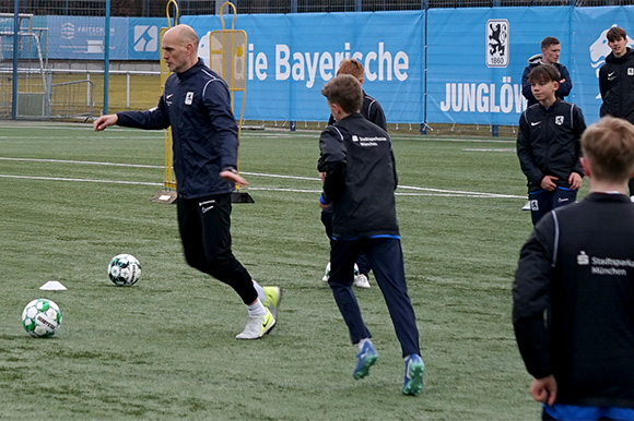 David Niedermeier, Trainer der MFS, leitet zusätzliche Technikeinheiten. Joachim Mentel