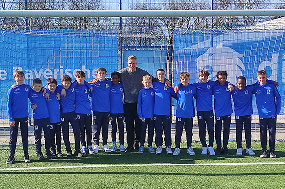 Auch die U12 machte ein Erinnerungsfoto mit Leo Morgalla, der ab der U11 für die Löwen spielte und mit 17 Jahren sein erstes Profispiel absolvierte. Foto: Ludwig Schneider