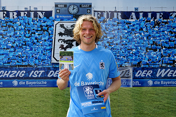 Löwen-Kapitän Jesper Verlaat präsentiert die Sondersticker, die am Samstag der tz beiliegen werden. Foto: Joachim Mentel