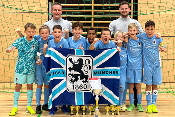 Die Trainer Heico Kleinschmidt und Daniel Skodi verteidigten mit der U11 den Titel in Mühldorf. Foto: Privat