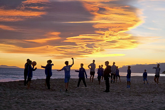 Besonderes Erlebnis: Kicken am Strand in der Abendsonne. Foto: Privat