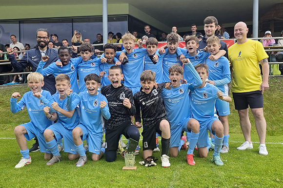 Die U12 mit ihren Trainern Rui Menezes und Daniel Kujawa feiert die Titelverteidigung. Foto: Privat
