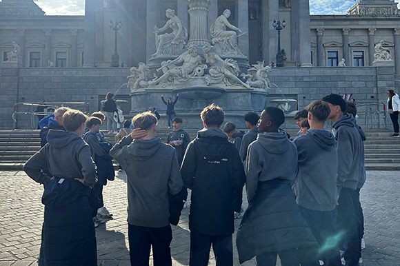 Mit Kurzreferaten informierte sich die U14 über die Sehenswürdigkeiten in Wien. Foto: Lino Ballof