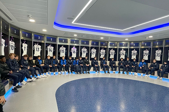 Die Junglöwen nahmen Platz in der Kabine der Spurs im Tottenham Hotspur Stadium. Foto: Privat