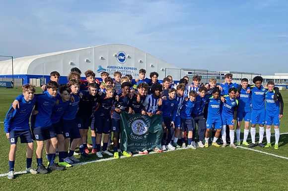 Die U15-Junglöwen zusammen mit den Seagulls, dem Nachwuchs von Brighton & Hove Albion FC. Foto: Privat