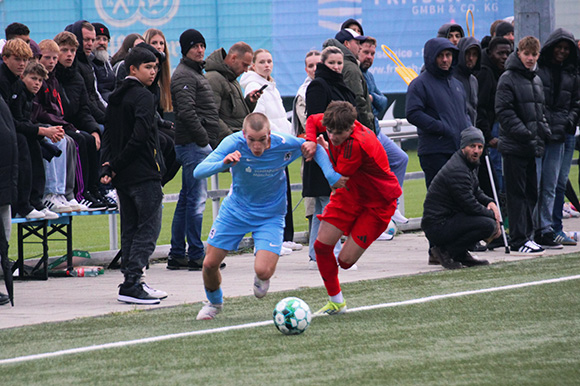 Rund 300 Zuschauer sahen kämpferische Junglöwen im Derby. Foto: K. Eckl