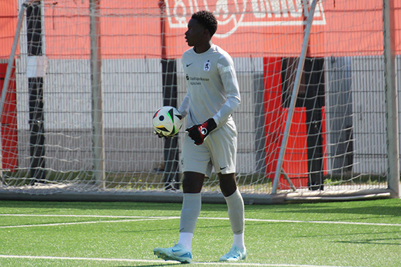 Löwen-Keeper Dennis Duru war beim 0:1 machtlos. Foto: K. Eckl