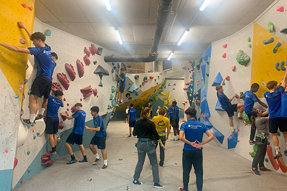 Zum Abschluss versuchten sich die U16-Junglöwen noch beim Bouldern. Foto: Privat