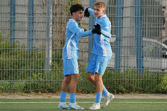 Rehan Murad (li.) und David Matijevic (re.) erzielten in Co-Produktion das 2:0. Foto: Frank Peters