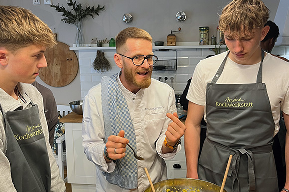 Koch Timo Siegmann  erklärt Julius Peters (li) und David Matijevic die Wichtigkeit gesunder Ernährung für Leistungssportler. Foto: Privat