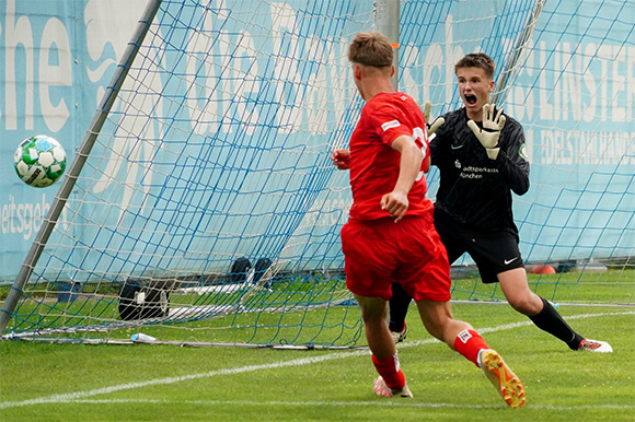 Trotz vier Gegentore zeigte Junglöwen-Keeper Luca Scholl eine fehlerfreie Leistung. Foto: Joachim Mentel