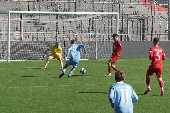 Hlib Mitin scheitert in dieser Szene an Hachings Keeper Lenny Haas. Foto: Michael Bannert