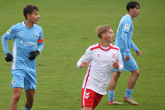 Kapitän Loris Husic (li.) und die U17 bekommt es in der Hauptrunde erneut mit Jahn Regensburg zu tun. Foto: Kai Nürnberger