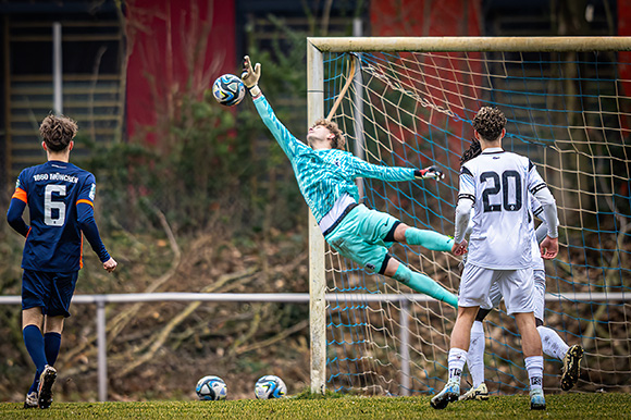 Vincent Oppenrieder hielt bei seinem ersten Einsatz in der DFB-Nachwuchsliga sein Tor sauber.  Foto: Sven Pries/Heldenbilder