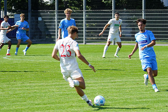 Wie schon im Hinspiel erwartet Junglöwen-Coach Joans Schittenhelm ein enges, hart umkämpftes Spiel. Foto: Joachim Mentel