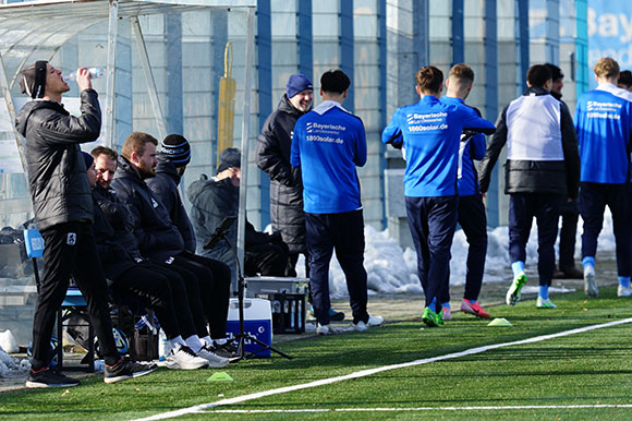 Unverrichteter Dinge ging es für U19-Trainer Jonas Schittenhelm (li.) und sein Team zurück nach Giesing. Foto: Joachim Mentel