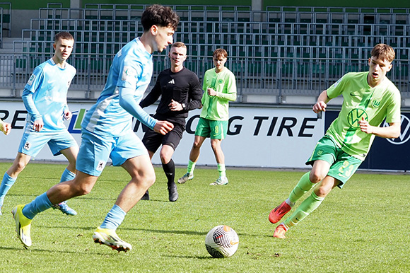 Emre Dursun und die Junglöwen spielten in Wolfsburg gut mit, waren aber nicht zwingend genug und machten zu viele individuelle Fehler. Foto: Markus Burger