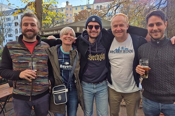 Die Vorstandschaft der Hauptstadtlöwen (v. li.): Markus Dagn (Kassenwart), Sandra Cremer (2. Vorstand), Hannes Eder (Organisator), Christian Eulitz (1. Vorstand), Manuel Patane (Schriftführer).  Foto: Hauptstadtlöwen