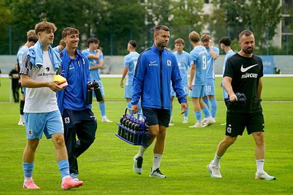 Luan Klose (v. li.), Damjan Dordan, Alexander Benede und U21-Coach Felix Hirschnagl freuen sich auf die Saison. Foto: Joachim Mentel