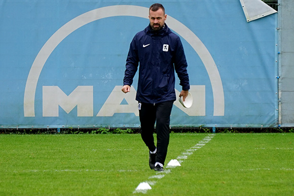 Fordert von seinem Team vorm Spitzenspiel gegen Schalding-Heining mehr Konzentration und Fokussierung: Trainer Felix Hirschnagl. Foto: Joachim Mentel