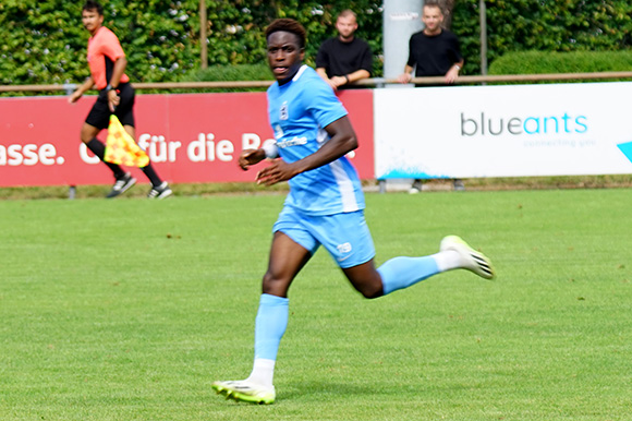 Der gelernte Stürmer Evarist Samey half als linker Verteidiger gegen Unterhaching aus. Foto: Joachim Mentel