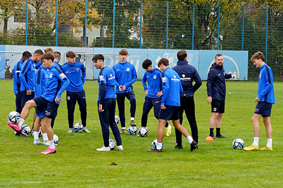 Zum Abschlusstraining vor dem Heimspiel gegen Rain versammelte Coach Felix Hirschnagl lediglich 14 Spieler um sich. Foto: Joachim Mentel