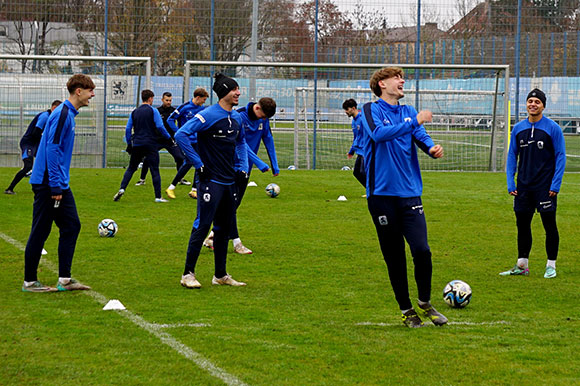 Lockere Stimmung beim Abschlusstraining der Löwen-U21 vor dem Heimspiel gegen Ismaning. Foto: Joachim Mentel