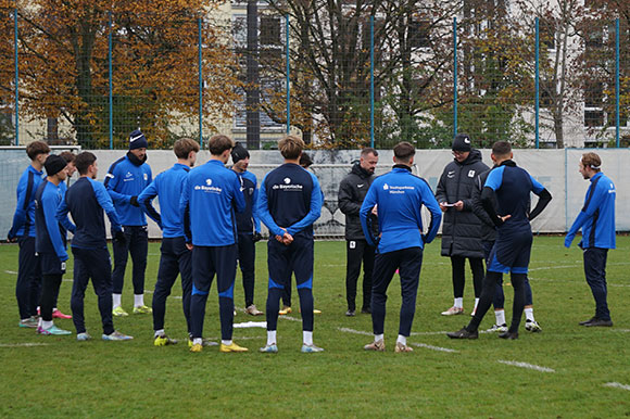 Trainer Felix Hirschnagl macht nochmals klar, was er von seinem Team erwartet. Foto: Joachim Mentel