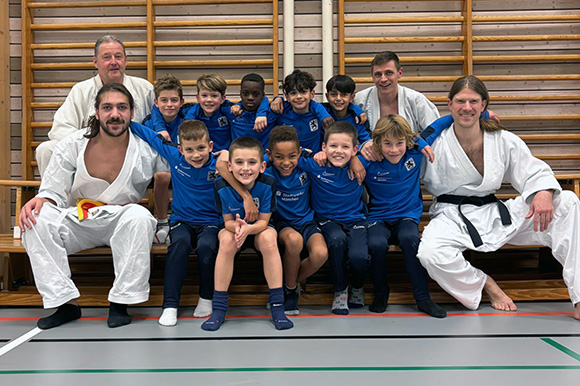 Hans Döring (li. hinten) und sein Trainerteam führten die jungen Löwen in die Selbstverteidigung ein. Foto: Privat