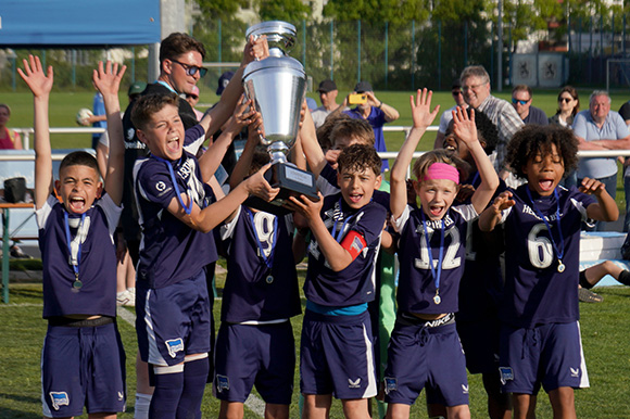 Die U11 von Hertha BSC bejubelt den Sieg beim 3. LÖWENCup. Foto: Joachim Mentel