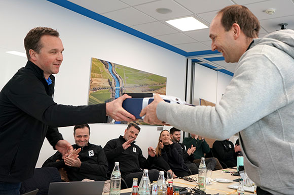 Roy Matthes (li.) überreicht Sven Roeren (re.) für seine Seminarleitung ein Geschenk mit Sechzig affinem Outfit. Foto: Joachim Mentel