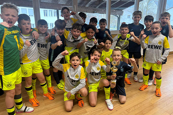 Die U9-Junglöwen zusammen mit Borussia Dortmund, mit denen sie sich zweimal direkt duellierten, einmal gewannen und einmal verloren. Foto: Privat