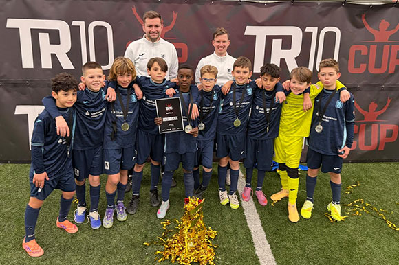 Die U10 mit ihren Trainern Max Ude und Markus Kölbl zeigte eine Top-Leistung in Prag. Foto: Privat