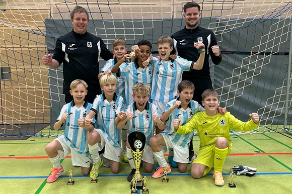 Die Junglöwen feiern mit ihren Trainern Heico Kleinschmidt und Daniel Skodic den Turniersieg beim U11-Hallenmasters des TSV Sielmingen. Foto: Privat