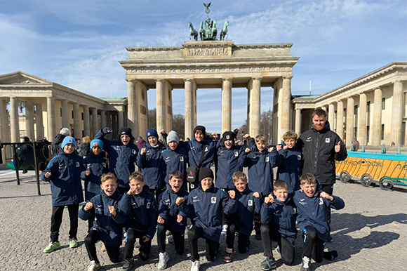 Die U11 der Junglöwen vorm Brandenburger Tor. Foto: Privat Die U11 der Junglöwen vorm Brandenburger Tor. Foto: Privat
