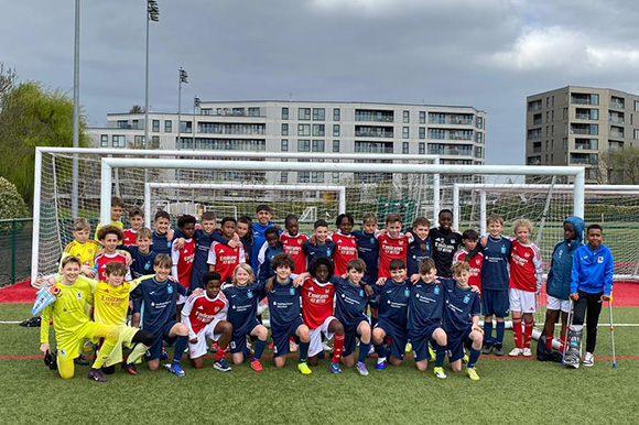 Die U12 zusammen mit ihren Altersgenossen vom FC Arsenal, die sie in einem Testspiel bezwingen konnten. Foto: Privat