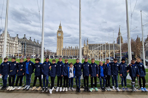Die U12 vor Big Ben und dem Houses of Parliament in London Foto: Privat Die U12 vor Big Ben und dem Houses of Parliament in London Foto: Privat