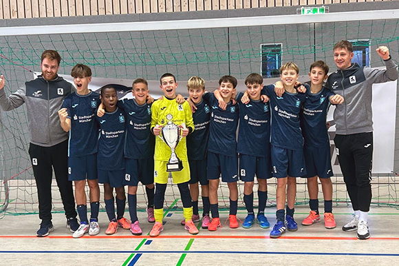 Die U13 feiert den souveränen Turniersieg biem Aigo-Tec-Bundesliga-Cup mit ihren Trainern Alexandros Maroulas (li.) und Michael Ott (re.). Foto: Privat