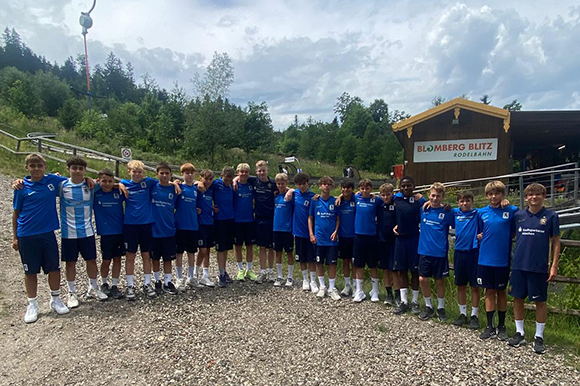Erst ging es für die U14 zu Fuß hoch auf den Blomberg. Foto: Privat