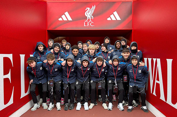 Die U15 auf Stadiontour beim Liverpool F.C. an der berühmten Anfield Road. Foto: Privat
