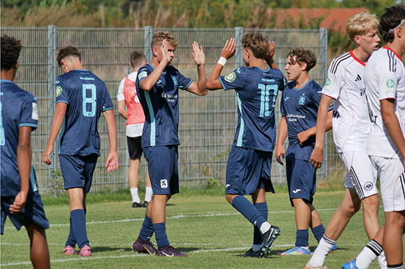 David Matijevic und Neuzugang Jannis Hohenester bejubeln gegen Frankfurt das 2:0. Foto: Frank Peters