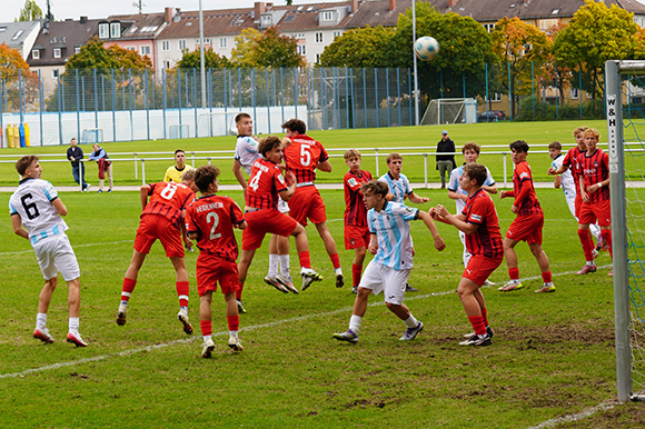 Manuel Curic erzielte die ersten beiden Junglöwen-Treffer nach Eckball per Kopf. Foto: Joachim Mentel Manuel Curic erzielte die ersten beiden Junglöwen-Treffer nach Eckball per Kopf. Foto: Joachim Mentel