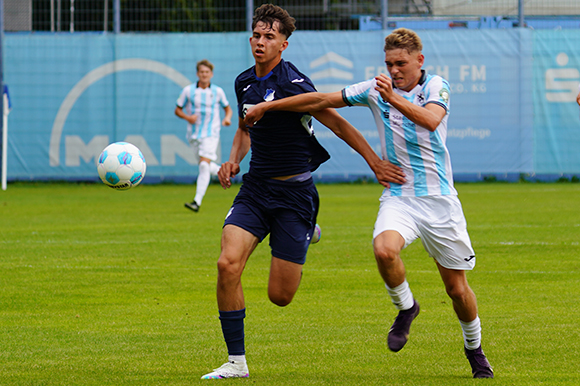 Löwen-Angreifer David Matijevic hatte gegen Hoffenheims Innenverteidiger Victor Beykov einen schweren Stand. Foto: Joachim Mentel Löwen-Angreifer David Matijevic hatte gegen Hoffenheims Innenverteidiger Victor Beykov einen schweren Stand. Foto: Joachim Mentel
