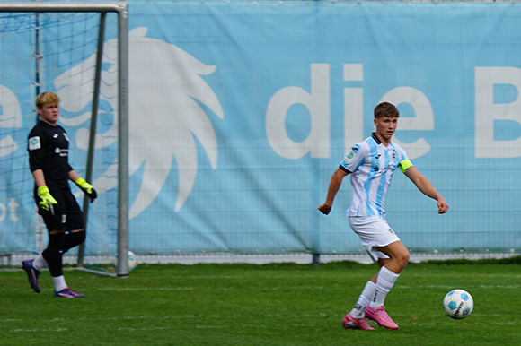 Die Abwehr mit Torhüter Tobias Wiese (li.) und Innenverteidiger Lukas Rossa (re.) steht. Foto: Joachim Mentel Die Abwehr mit Torhüter Tobias Wiese (li.) und Innenverteidiger Lukas Rossa (re.) steht. Foto: Joachim Mentel
