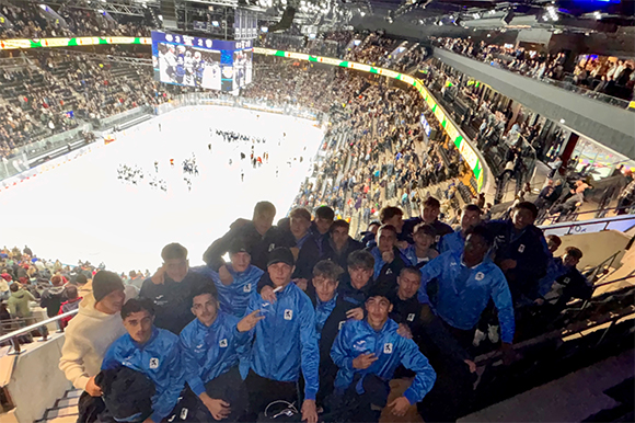 Die U17 erlebte am Mittwochabend ein spannendes Eishockey-Spiel im SAP Garden. Foto: Privat Die U17 erlebte am Mittwochabend ein spannendes Eishockey-Spiel im SAP Garden. Foto: Privat