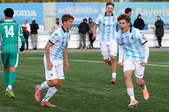 Simon Kirchmann (re.) bejubelt sein Tor zum 1:0. Zu den ersten Gratulanten zählten Lukas Rossa (li.) und Neal Doktorczyk (Mitte) Foto: Joachim Mentel Simon Kirchmann (re.) bejubelt sein Tor zum 1:0. Zu den ersten Gratulanten zählten Lukas Rossa (li.) und Neal Doktorczyk (Mitte) Foto: Joachim Mentel