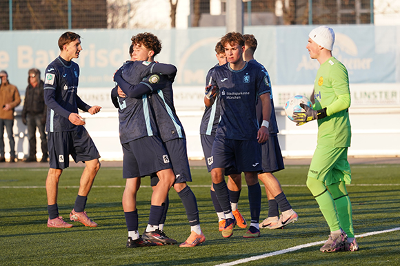 Simon Kirchmann (Mitte) hatte mit seinem Treffer in der 26. Minute den Torreigen eröffnet. Foto: Joachim Mentel