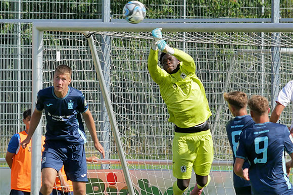 Torhüter Dennis Duru steht für die Hauptrunde wieder uneingeschränkt zur Verfügung. Foto: Frank Peters